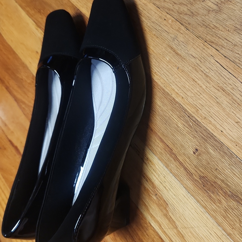 Easy Street Women's Black Flats, NWT - Picture 2 of 12